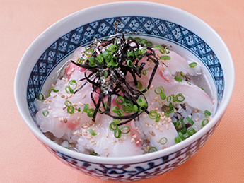 〆にぴったり！鯛と海苔の炊き飯茶漬け