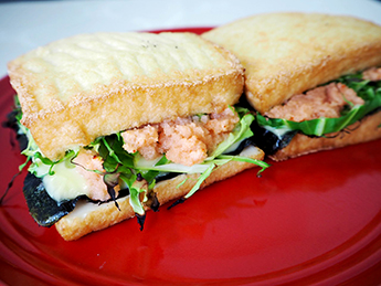 バンズが厚揚げ！海苔明太チーズバーガー